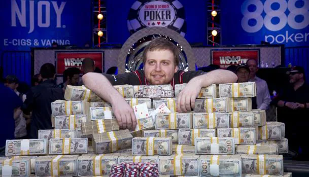 Joseph "Joe" McKeehen , jugador profesional de póker. En 2015 se llevó más de siete millones y medio de dólares