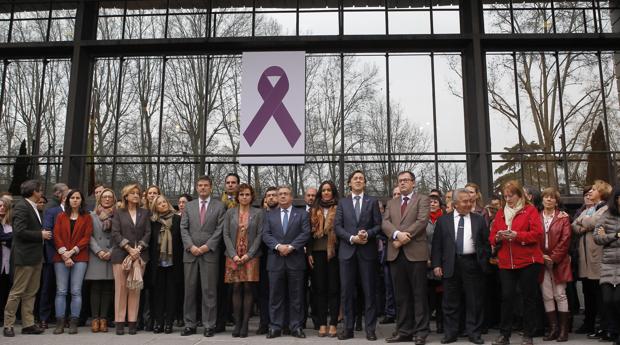 Los ministros de Sanidad, Servicios Sociales e Igualdad, Dolors Montserrat (c); del Interior, Juan Ignacio Zoido (c-d), y de Justicia, Rafael Catalá (c-i), entre otros, durante el minuto de silencio guardado a las puertas de la sede del Ministerio de Sanidad tras la reunión de coordinación sobre violencia de género