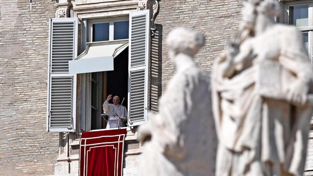El Papa Francisco saludando a los fieles.