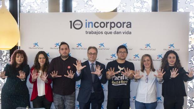 Marc Simon (centro) junto a empresarios y beneficiarios del programa Incorpora