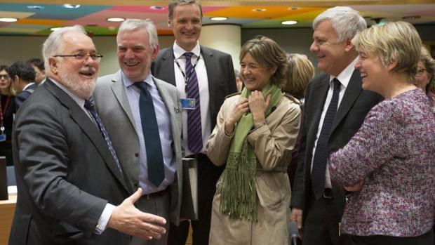 El comisario europeo de Acción por el Clima y Energía, Miguel Arias Cañete (i), conversa con el secretario de estado alemán de Medioambiente, Jochen Flasbarth (2i), la ministra de Agricultura y Pesca, Isabel García Tejerina (3d), y el ministro italiano de Medioambiente, Tierra y Mar, Gian Luca Galletti (2d), entre otros antes del comienzo del Consejo de Ministros de Agicultura y Medioambiente de la Unión Europea en Bruselas