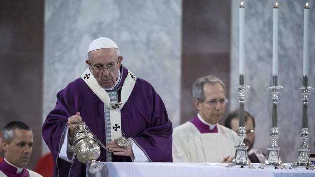 El papa Francisco oficia la misa de Miércoles de Ceniza, celebrada en la basílica romana de Santa Sabina, Roma