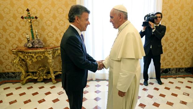 El Papa Francisco junto al presidente de Colombia, José Manuel Santos, durante una audiencia en 2015