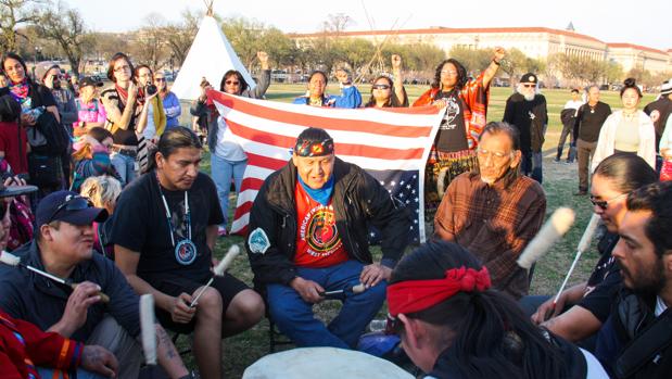 Nativos norteamericanos, acampados frente a la Casa Blanca y a los pies del monumento a Washington