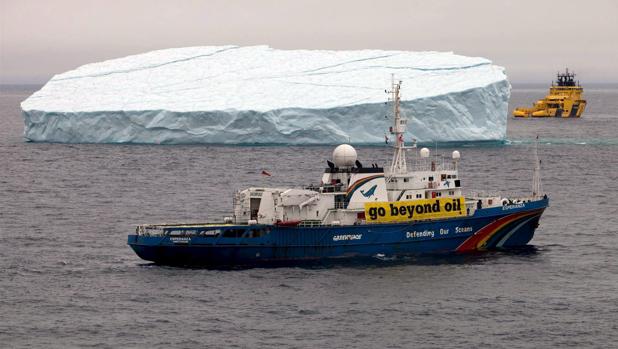 Imagen facilitada por Greenpeaceque muestra a dos barcos remolcando un gran iceberg fuera del la zona de trabajo del buque de perforación Stena Fourth, que participa en las tareas deperforación de un posible yacimiento de petróleo