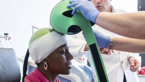 Una paciente de cáncer se somete a un tratamiento de vendaje frío para evitar la caída del cabello durante una sesión de quimioterapia en el hospital de Jerusalén, en Hamburgo, Alemania