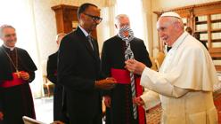 El Papa Francisco intercambia regalos con el presidente de Ruanda, Paul Kagame