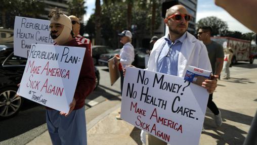 Protesta en Los Ángeles contra el plan republicano para derogar y sustituir el Obamacare