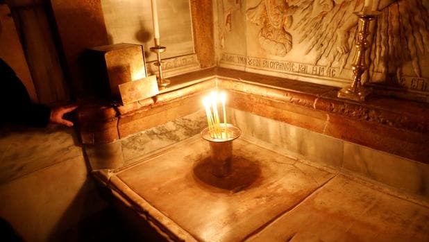 Las velas han ennegrecido el mármol que recubre la losa, dice la jefa del equipo griego de restauración, Antonia Maropoulou