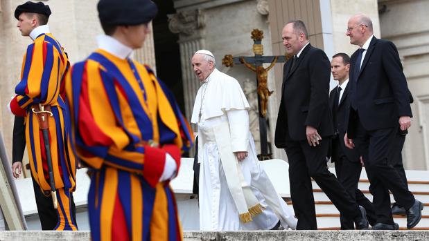 El Papa Francisco, momentos antes de la audiencia de los miércoles en la Plaza de San Pedro en el Vaticano