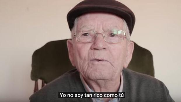 La gran lección de vida de este anciano a la juventud en un minuto: «Sois millonarios y no os dais cuenta»