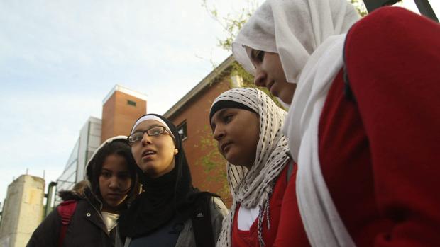 Un grupo de jóvenes ataviadas con velo islámico