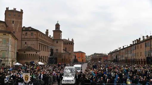 Una multitud aguardaba al Papa en Carpi