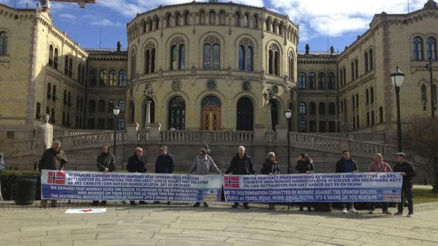 Concentración de marineros españoles ante las puertas del Parlamento en Oslo