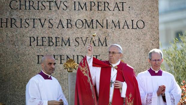 El Papa, durante la celebración del Domingo de Ramos, ayer