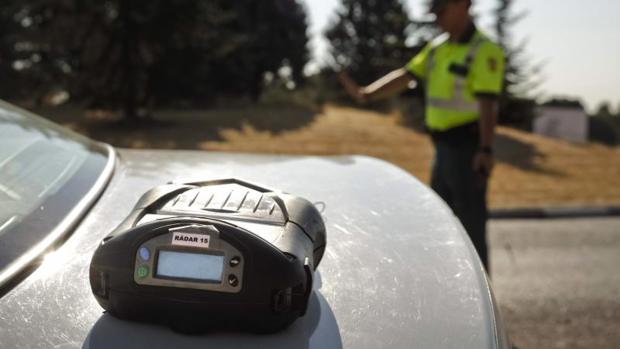 Tráfico duplica esta semana los controles de velocidad, especialmente en las carreteras secundarias