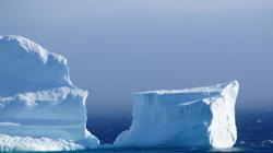 Un iceberg gigante sorprende a los vecinos de un pueblo costero de Canadá