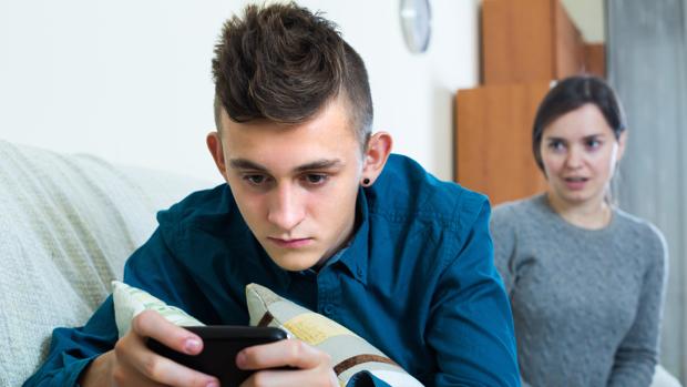 Un joven mira su teléfono móvil. Es la primera vez que en Italia se sentencia sobre los graves daños del uso del celular