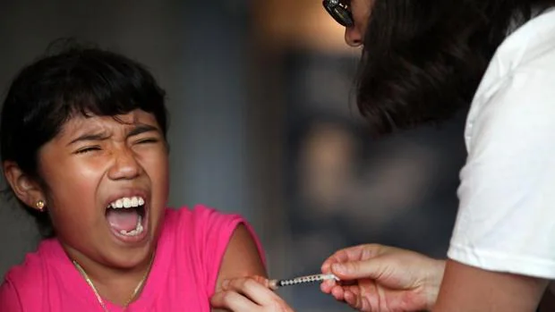 Una enfermera vacuna a una niña en el Lincoln Hospital en la ciudad de Nueva York