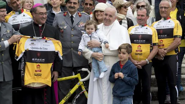 El papa Francisco posa con niños a su llegada a su audiencia general en la plaza de San Pedro en El Vaticano