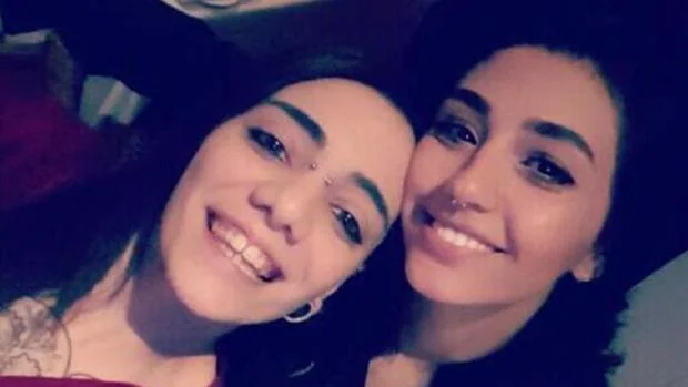 Imagen de María Jimena (izquierda) y Shaza, facilitada por su hermana