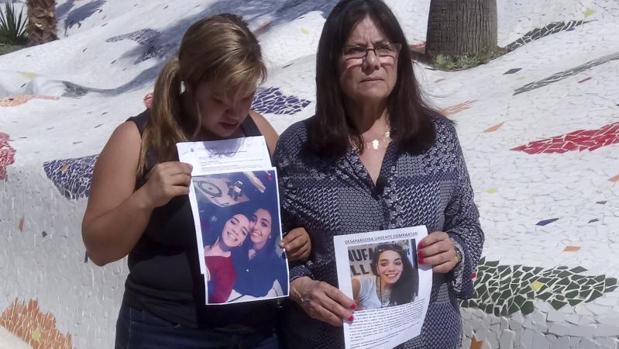 La madre (d) de María Jimena Rico, la joven de Torrox (Málaga) que desapareció en Turquía el pasado lunes tras huir de Dubái con su novia al denunciarla la familia por homosexualidad