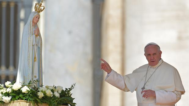 El Papa, frente a una imagen de la Virgen de Fátima