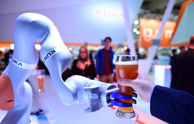 Un robot sirve una cerveza en la Feria de Tecnología de Hannover, en Alemania
