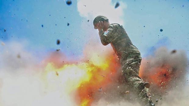 Una soldado capta el momento de una explosión en Afganistán