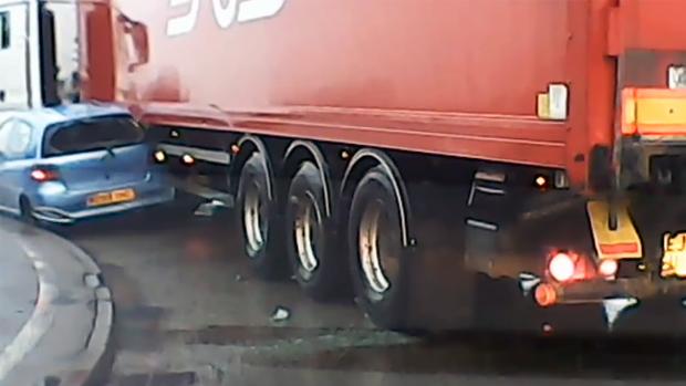Fotograma del vídeo de YouTube en que un camión se lleva por delante a un coche