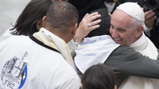 El Papa Francisco abraza a un joven durante una audiencia con afectados por la enfermedad de Huntington