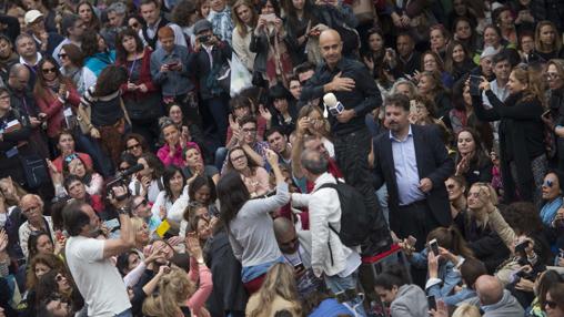 Robin Sharma se sube a un taburete para saludar a sus fans