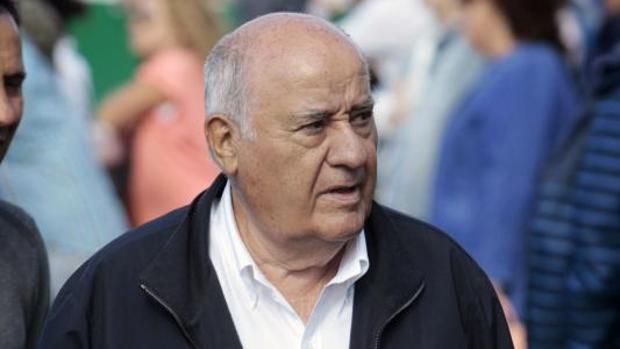 El conseller de Salud de la Generalitat de Catalunya, Antoni Comín (i), saluda a la vicepresidenta de la Fundación Amancio Ortega, Flora Pérez