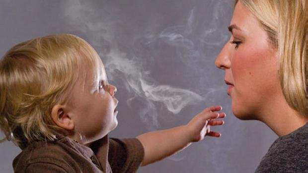 Una de cada dos personas en España piensa que debería prohibirse fumar en coches con menores