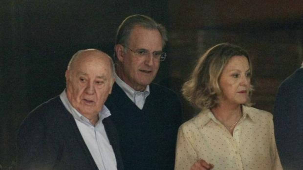 Amancio Ortega, a la izquierda en la foto, lanza a través de su Fundación un programa para jóvenes profesores