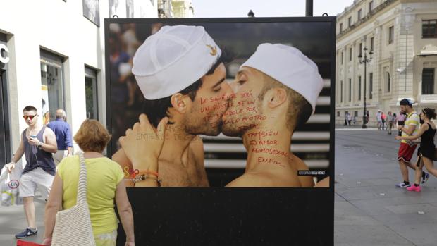 Pintada en una polémica exposición del Día del Orgullo Gay