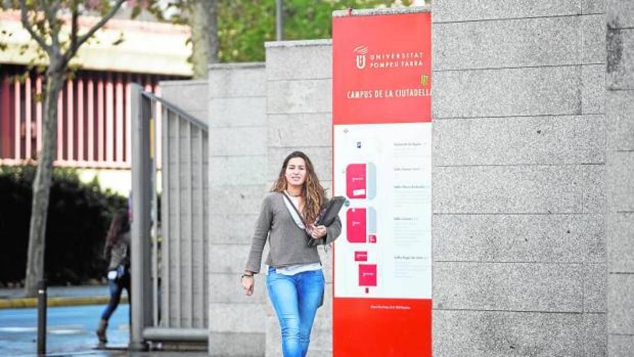 Una alumna en el campus de la Universidad Pompeu Fabra en Barcelona