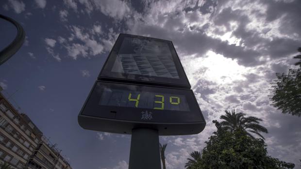 Un termómetro marca 43º en la ciudad de Córdoba