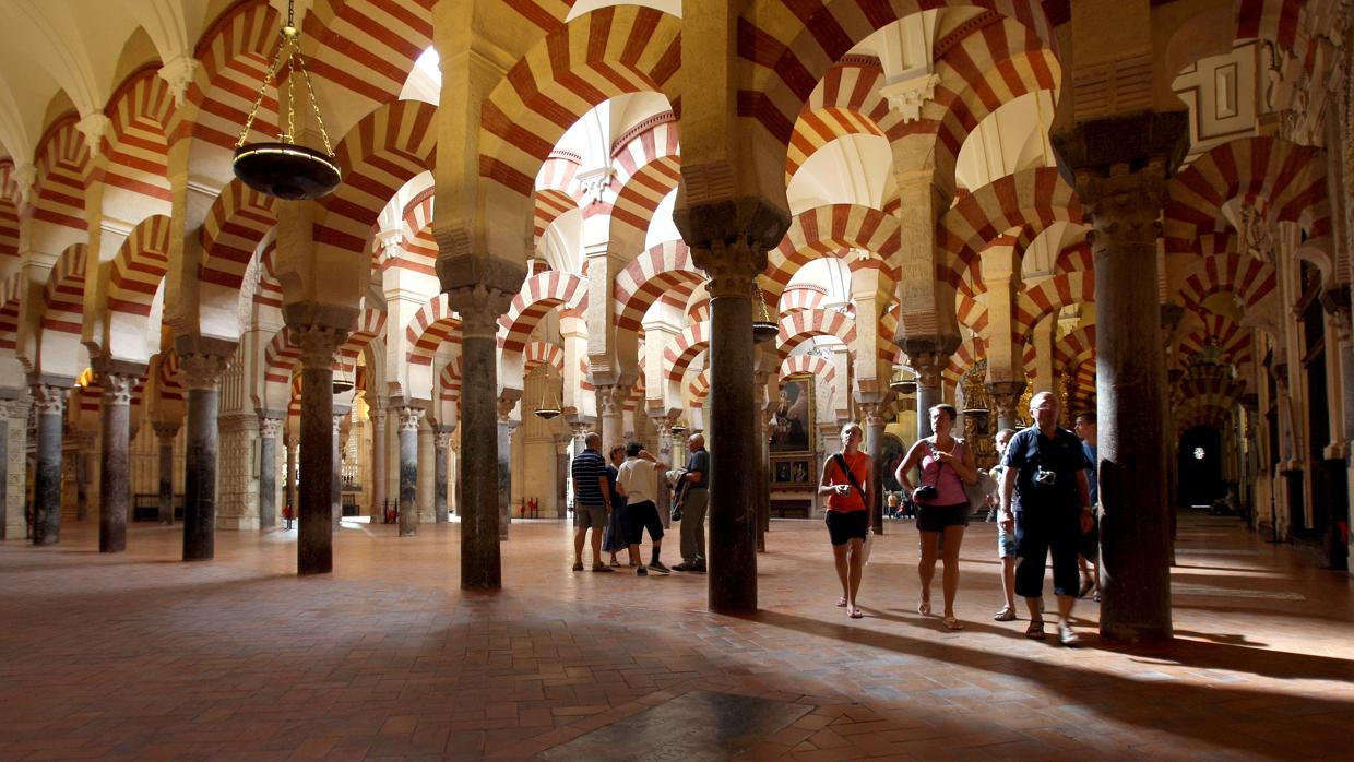 Turistas en el interior de la Catedral-Mezquita de Córdoba, uno de los monumentos más visitados de Europa