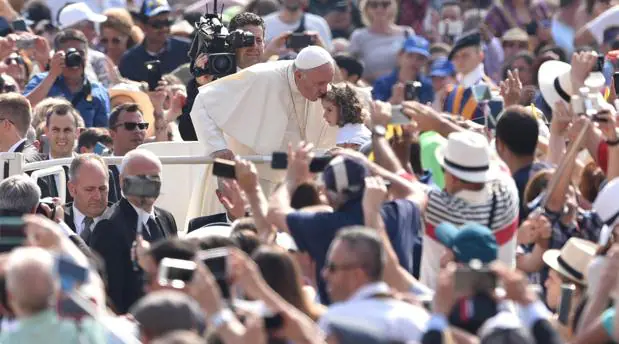 El papa Francisco saluda a los fieles a su llegada a la audiencia general de los miércoles en la plaza de San Pedro del Vaticano