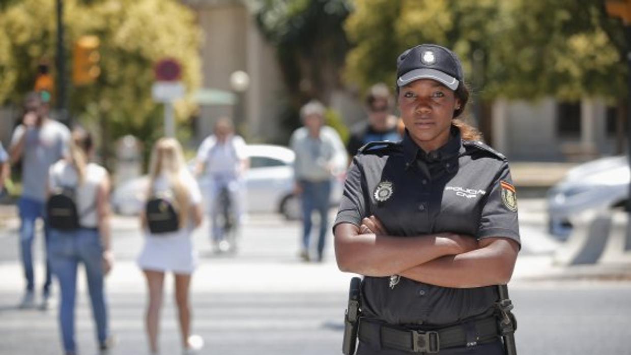 Carmen, una de las pocas policías españolas negras: «Todavía me preguntan si soy española»