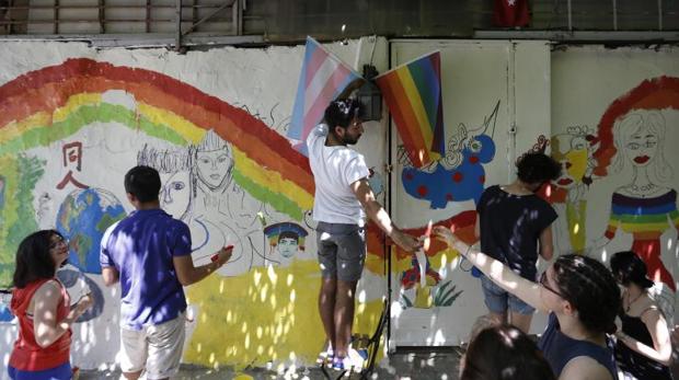 Activistas LGTB pintan un muro con la bandera arcoiris en Estambul durante la semana de Orgullo Gay