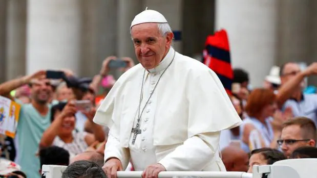 El Papa durante saluda a los fieles en la audiencia de este miércoles