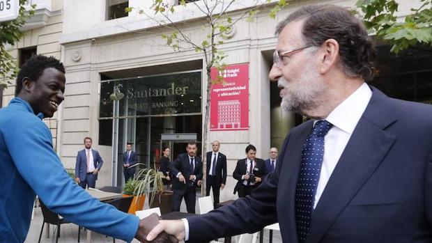 El presidente Mariano Rajoy saluda a un inmigrante