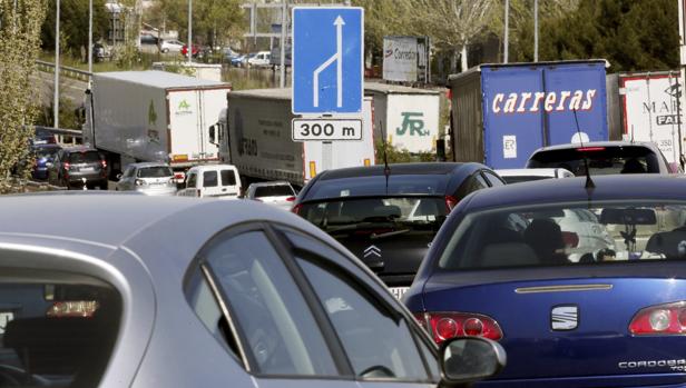 El éxodo vacacional comienza con embotellamientos en Madrid, Barcelona, Valencia y Sevilla