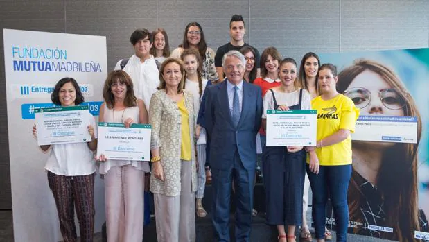 Foto de familia de los premiados junto a la delegada del Gobierno para Violencia de Género (izda), María José Ordóñez, y el presidente de la Fundación Mutua Madrileña, Ignacio Garralda (centro)