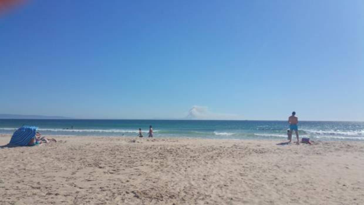 El humo del fuego se ve desde la costa de Cádiz