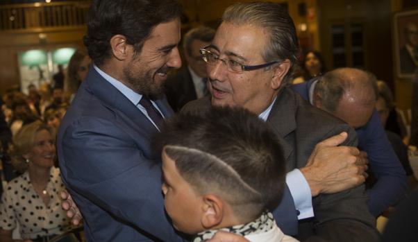 Miguel Báez «El Litri» saluda efusivo al ministro del Interior, Juan Ignacio Zoido, y al niño cantor José Ángel