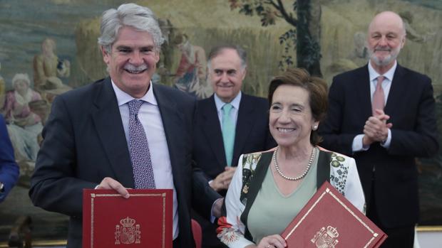 El ministro de Asuntos Exteriories, Alfonso Dastis, y la presidenta de la APM, Victoria Prego, tras firmar el acuerdo