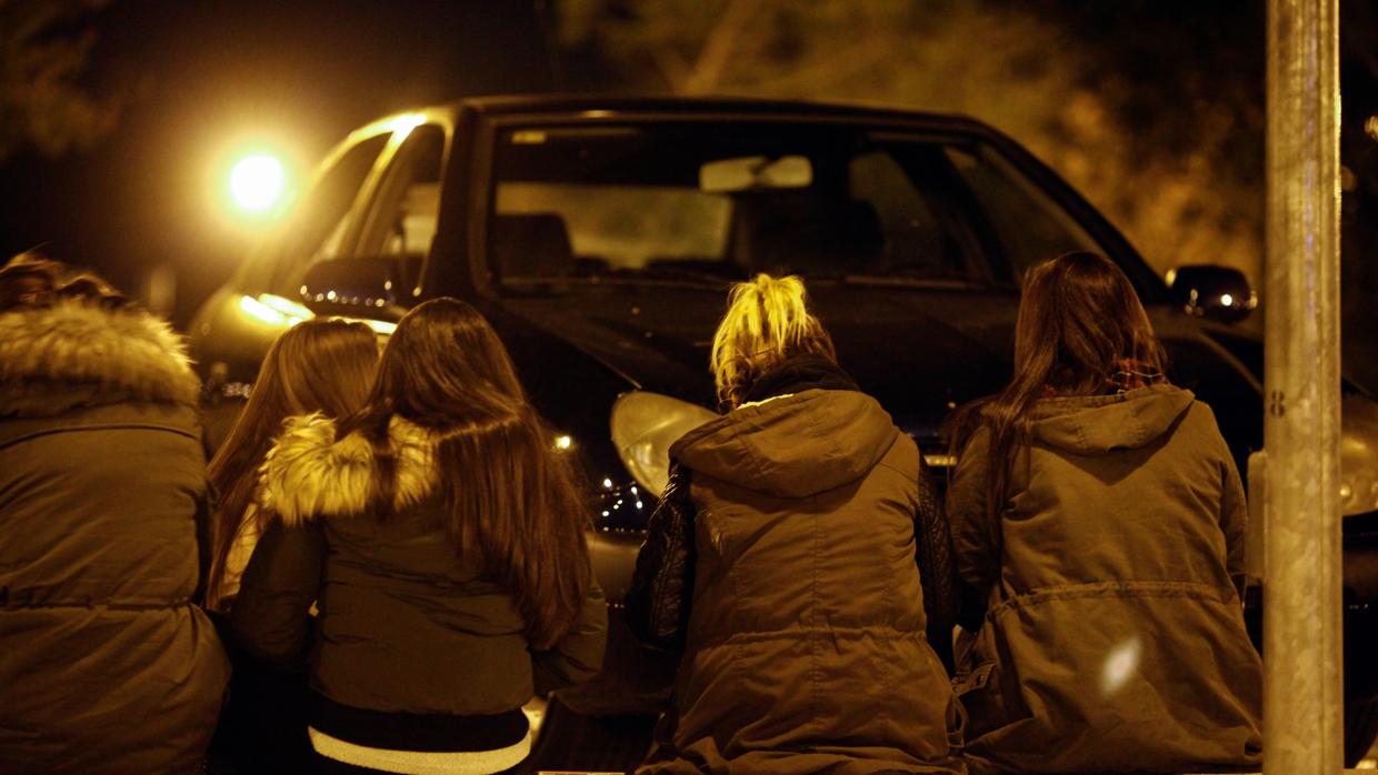 Un grupo de jóvenes sentados en un parque